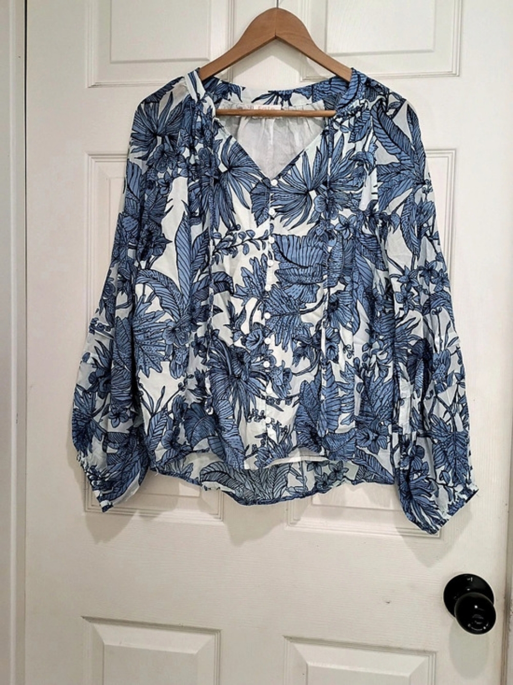 Fate Floral Button Detail Blouse in Blue & White Size Medium